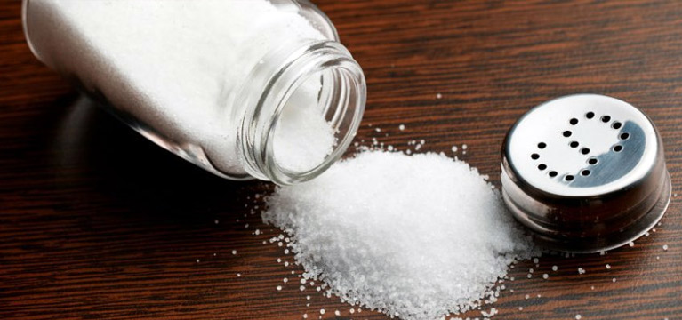 Mangez moins de sel pour éviter la rétention d'eau et diminuer les calories
